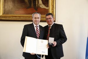 Herr Greipl bekommt die Staatsmedaille für besondere Verdienste in der Wirtschaft vom Wirtschaftsminister Pschierer überreicht.