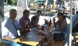 Pause beim Betriebsausflug mit Essen und Trinken