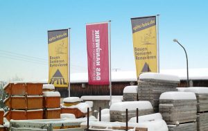 Betriebsfahnen der Firma Spitzbau sind abgebildet